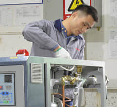 久陽模溫機生產車間_職員處理水溫機裝配工作
