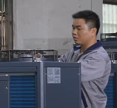 工業冷水機生產線_久陽職員正在對風冷式冷水機做檢測