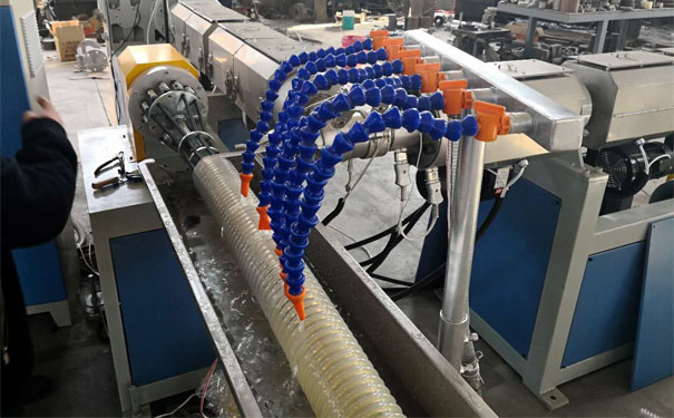 PVC管材生產線冷卻成型過程